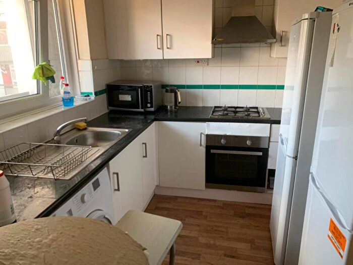 3 Bedroom Flat To Rent In Barnsley Street, London, E1