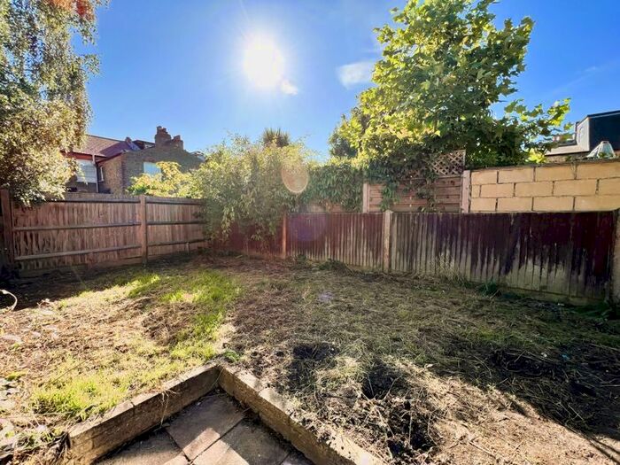 2 Bedroom Flat To Rent In Lucien Road, London, SW17