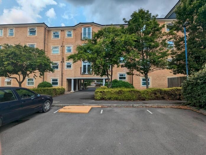 2 Bedroom Flat To Rent In White Lodge Close, Isleworth, TW7