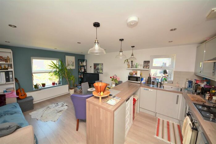 2 Bedroom Flat To Rent In Fortis Green, East Finchley, London, N2