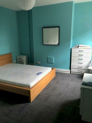 6 Bedroom Flat To Rent In Upper High Street, KT17