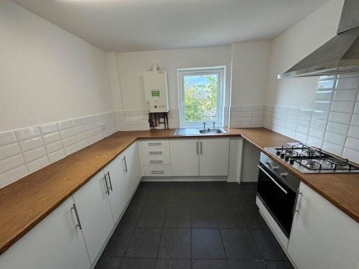 3 Bedroom Flat To Rent In Tong Street, Bradford, BD4