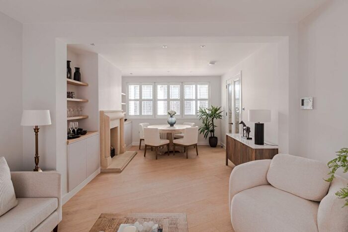 3 Bedroom Mews To Rent In Wythburn Place, Marylebone, London, W1H