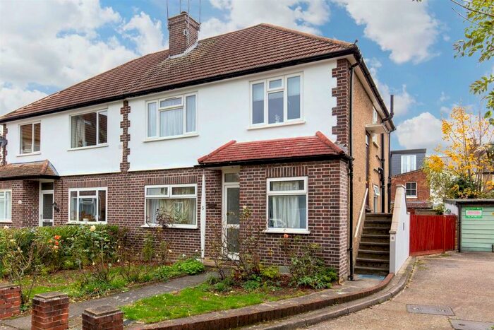 2 Bedroom Flat To Rent In Hobbs Green, London, N2