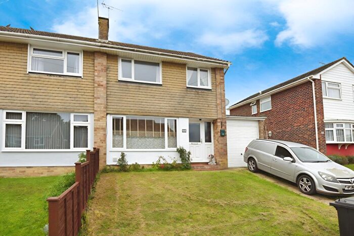 3 Bedroom Semi-Detached House For Sale In Latham Road, Fair Oak, SO50