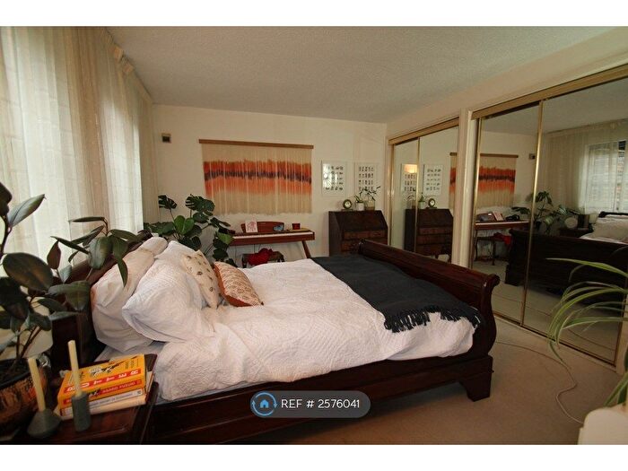 3 Bedroom Flat To Rent In North Battersea, London, SW11
