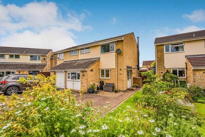 3 Bedroom Semi-Detached House For Sale In Westwood Drive, Frome, BA11