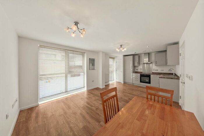 2 Bedroom Flat To Rent In The Greenway, London, NW9