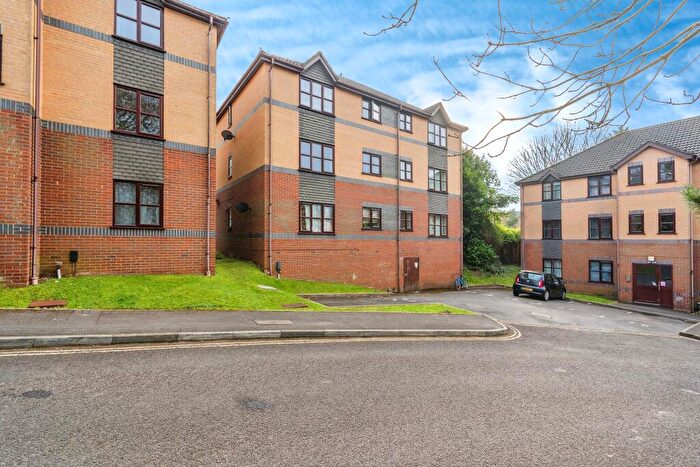 2 Bedroom Flat For Sale In Briarswood, Southampton, Hampshire, SO16