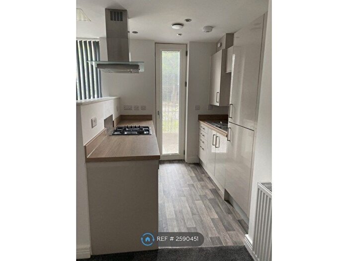 2 Bedroom Flat To Rent In Halesby Court, Halesowen, B63