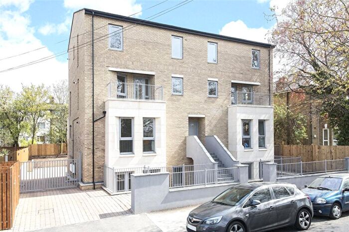 1 Bedroom Apartment For Sale In Dagnall Park, South Norwood, SE25