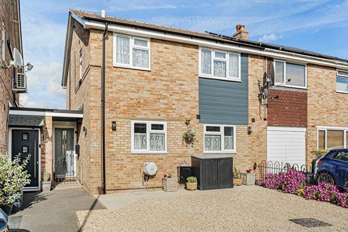 3 Bedroom Semi-Detached House For Sale In Fairfax Road, Chalgrove, OX44