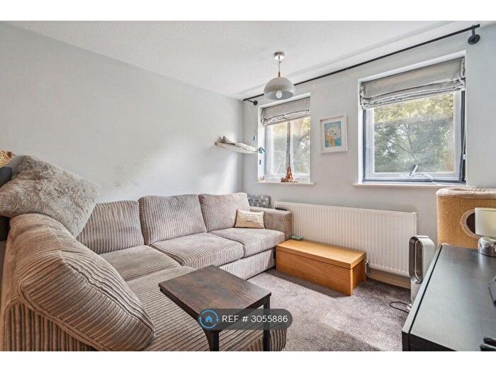 2 Bedroom Flat To Rent In Rochfords Gardens, Slough, SL2