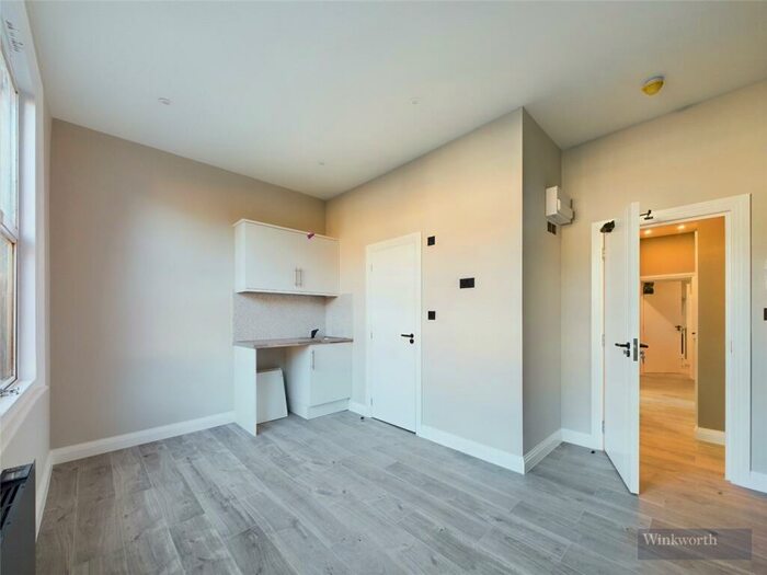 Studio To Rent In Bond Road, Surbiton, KT6