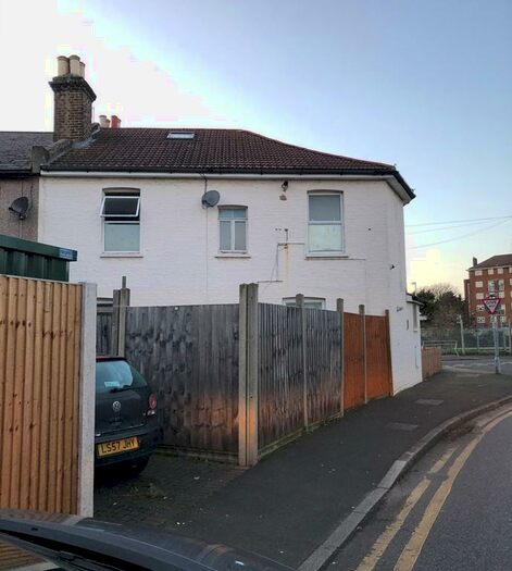 2 Bedroom Flat To Rent In Grove Road, Mitcham, Surrey, CR4