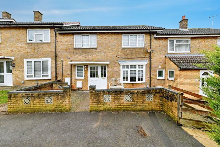 3 Bedroom Terraced House For Sale In Oakfields Close, Stevenage, SG2