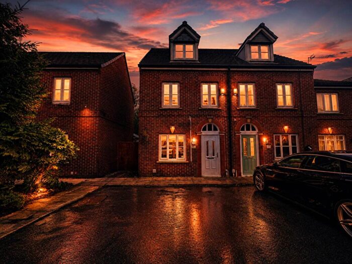 3 Bedroom Town House For Sale In Windmill Close, Royton, OL2