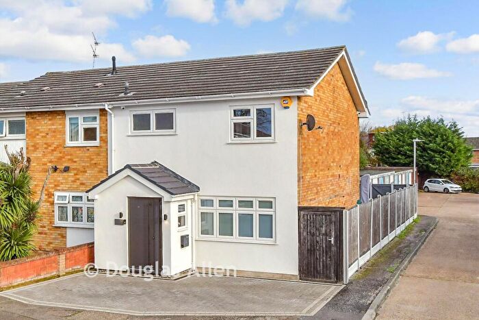 3 Bedroom End Of Terrace House For Sale In Farnes Avenue, Wickford, Essex, SS12