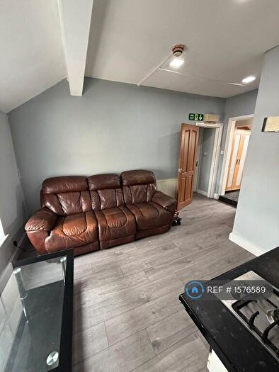 2 Bedroom Flat To Rent In Claremont, Bradford, BD7