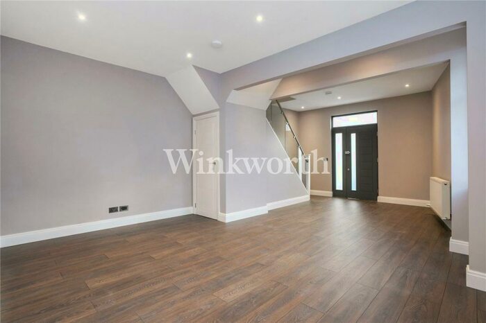 3 Bedroom End Of Terrace House To Rent In Commonwealth Road, London, N17