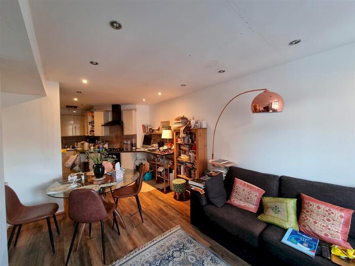 1 Bedroom Flat To Rent In Mayes Road, Wood Green, London, N22