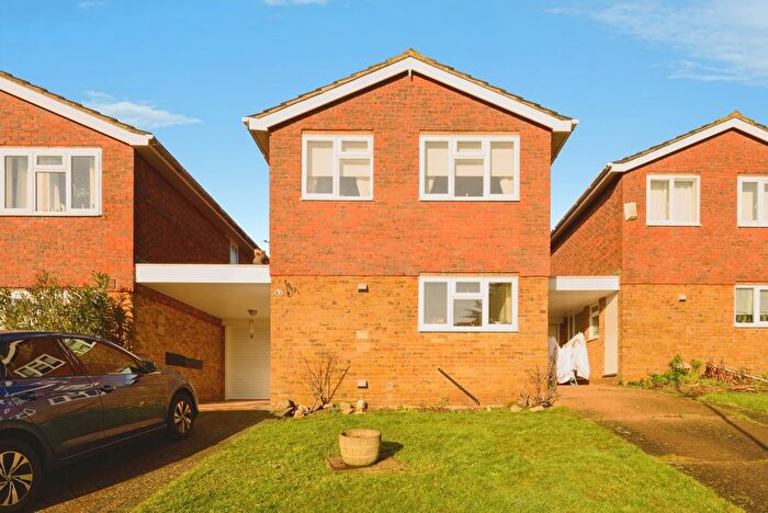 3 Bedroom Link Detached House For Sale In Minster Drive, Croydon, CR0