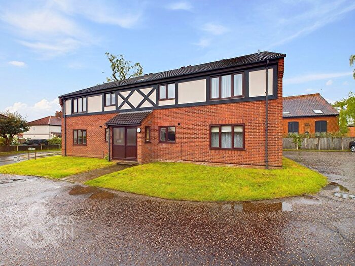 2 Bedroom Flat For Sale In Globe Lane, Blofield, Norwich, NR13