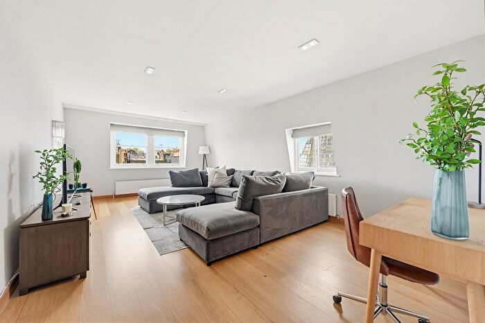 3 Bedroom Terraced House To Rent In Cadogan Square, Knightsbridge, SW1X