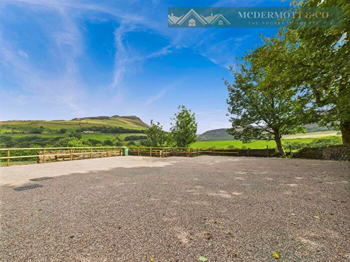 2 Bedroom Flat To Rent In Bradburys Lane, Greenfield, OL3