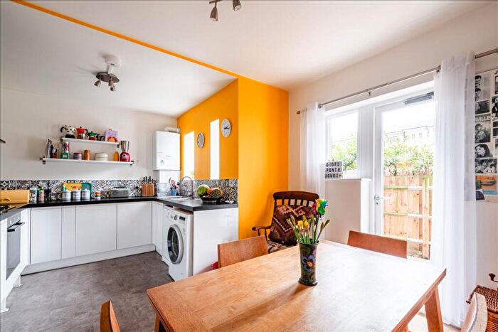 2 Bedroom Apartment For Sale In Tiber Gardens, Islington, N1