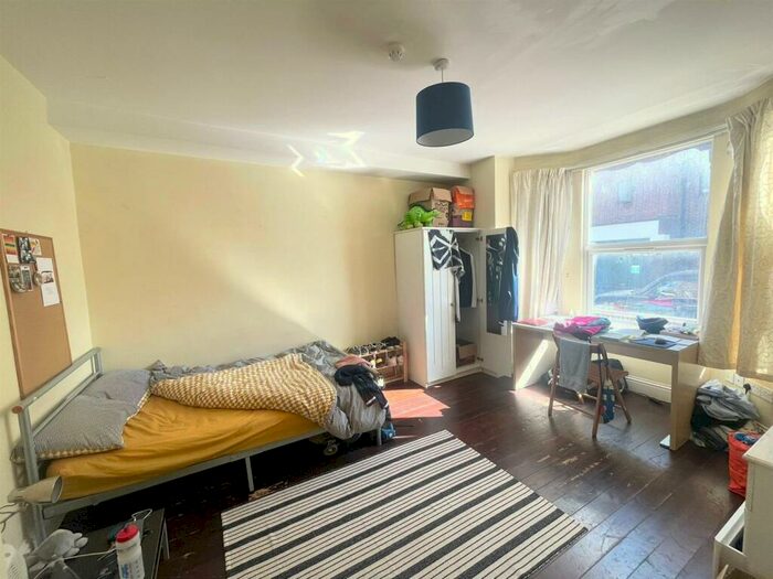 6 Bedroom Semi-Detached House To Rent In **£pppw Excluding Bills** Grove Road, Lenton, - Uon, NG7