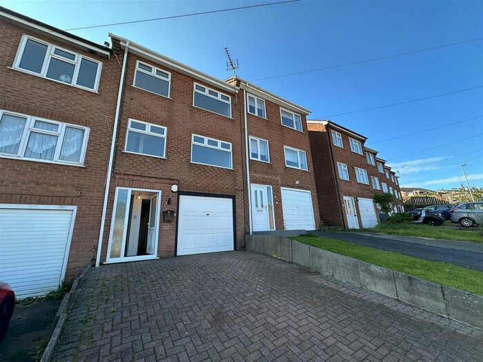 3 Bedroom Town House To Rent In Derwent Drive, Kirkby-In-Ashfield, Nottingham, NG17