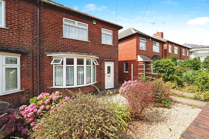 3 Bedroom Semi-detached House For Sale In Balmoral Drive, Mansfield, NG19