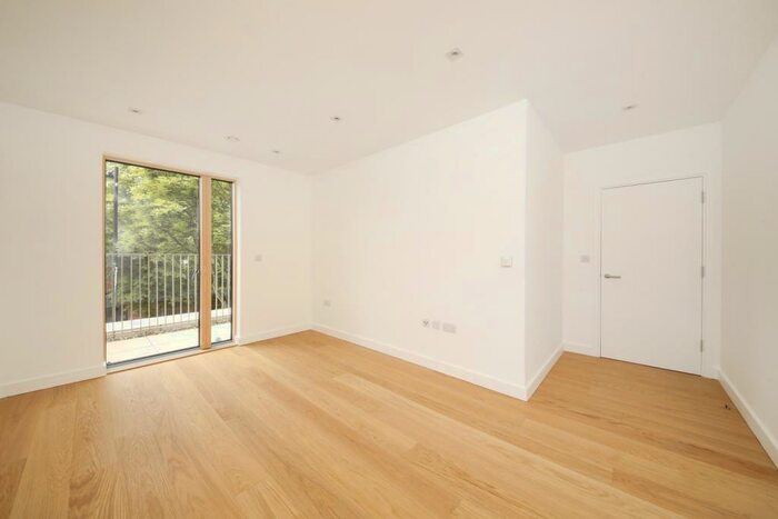 2 Bedroom Apartment To Rent In Croxted Road, Dulwich, London, SE21