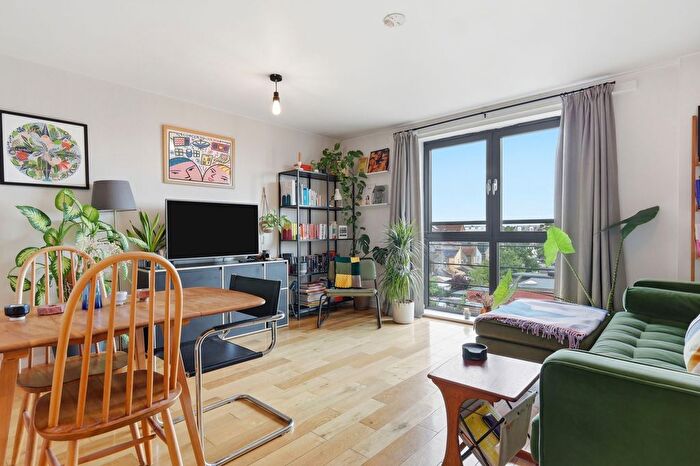 2 Bedroom Flat For Sale In Brisbane Road, Kitchen Court, Leyton, E10