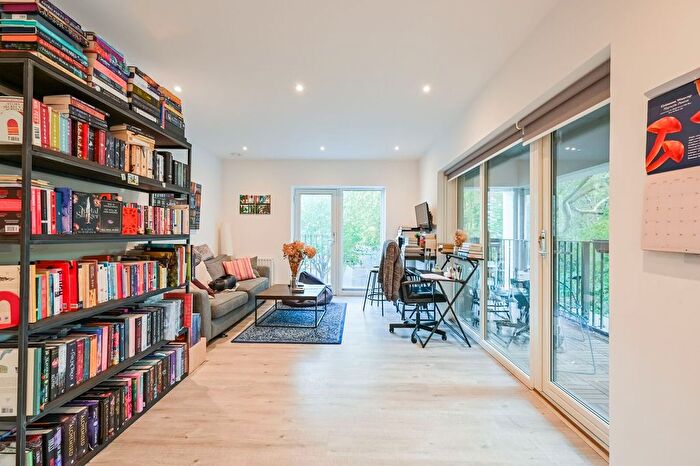2 Bedroom Flat For Sale In St Clements, Mile End, E3