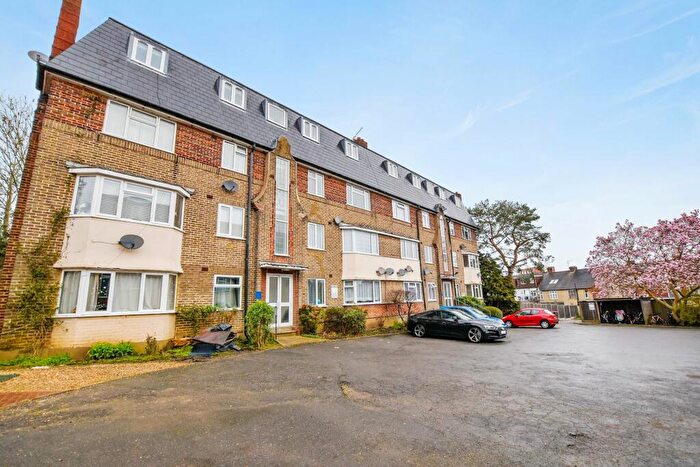 2 Bedroom Flat To Rent In Oakleigh Court, (), EN4