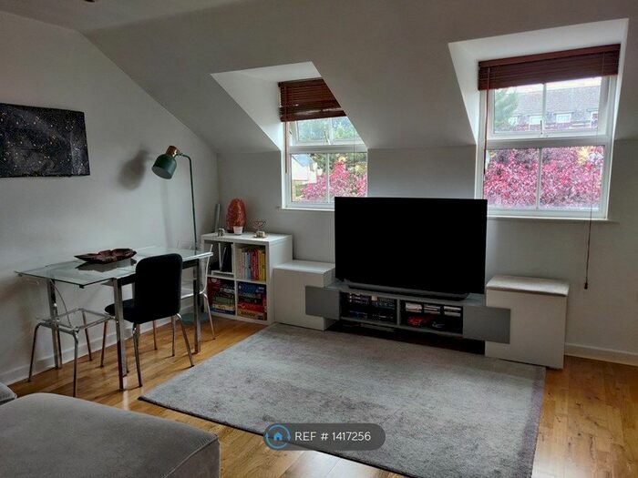 2 Bedroom Flat To Rent In Cambridge Court, Barnet, EN5