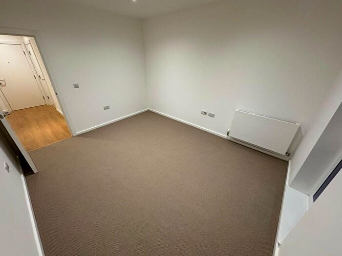 2 Bedroom Apartment To Rent In Garfield Road, Addlestone, Surrey, KT15