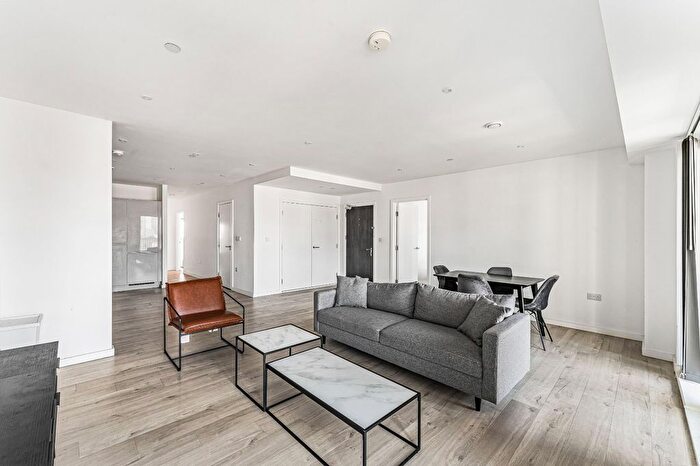 3 Bedroom Flat For Sale In Silvertown Way, Bromley-By-Bow, E16