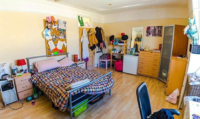 3 Bedroom Flat To Rent In Fulham Palace Road, Hammersmith, W6