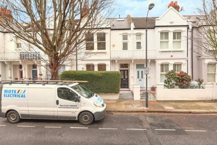3 Bedroom Flat To Rent In Rostrevor Road, London, SW6