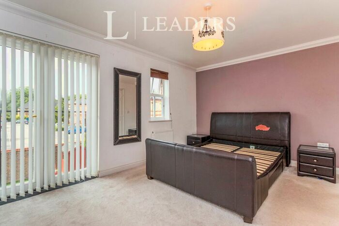 4 Bedroom Town House To Rent In Cavendish Walk, Epsom, KT19