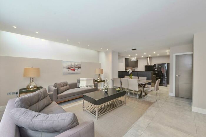 2 Bedroom Flat To Rent In Lyndhurst Lodge, Lyndhurst Road, Hampstead, NW3