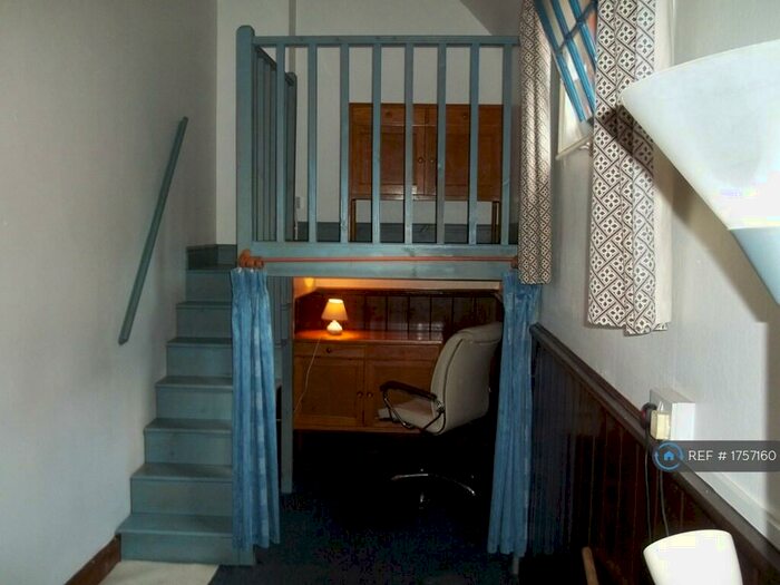 2 Bedroom Semi-Detached House To Rent In Hythe Hill, Colchester, CO1