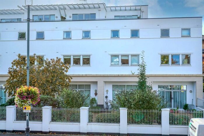 2 Bedroom Apartment To Rent In High Street, Berkhamsted, HP4