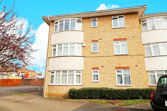 1 Bedroom Flat To Rent In Springfield Drive, Ilford, Essex, IG2