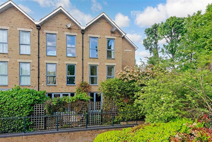 4 Bedroom Town House For Sale In Esparto Way, Dartford, Kent, DA4