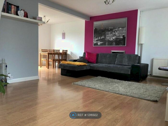 3 Bedroom Terraced House To Rent In Minster Way, Langley SL3