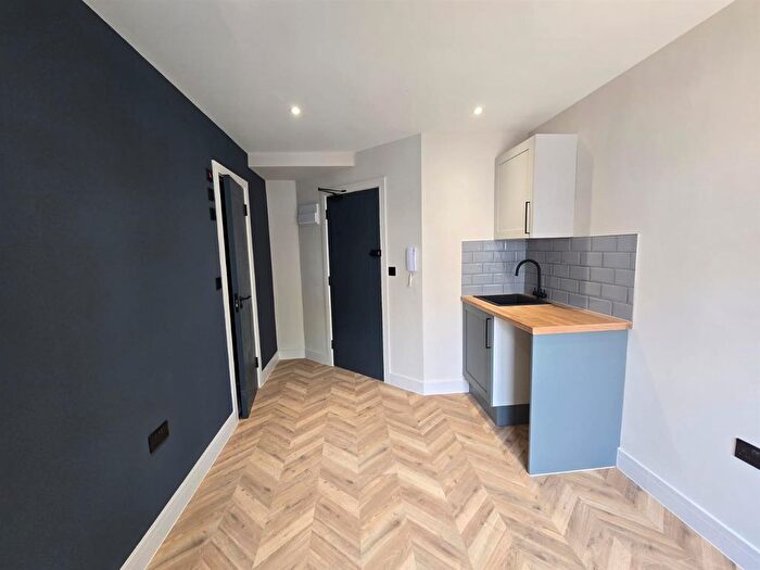 Studio To Rent In Albemarle Gardens, New Malden, KT3